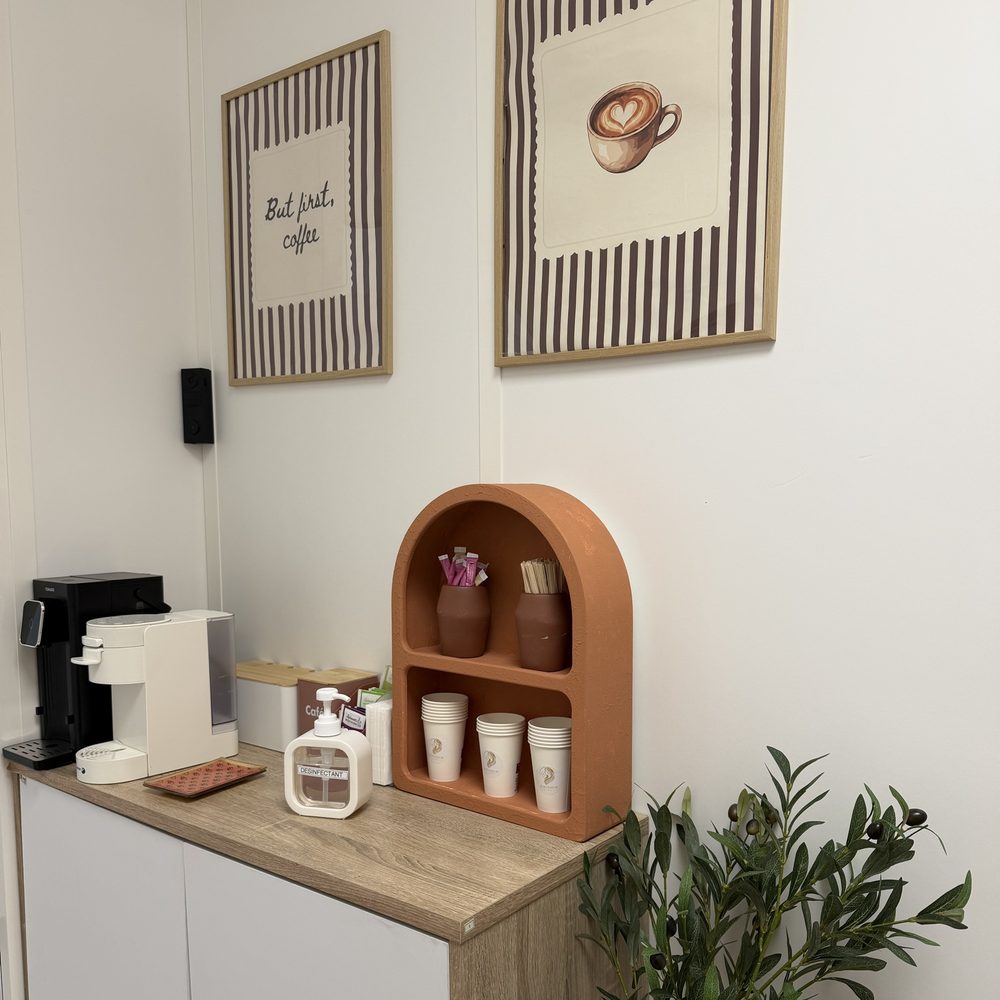 L'espace d'accueil du cabinet, avec un coin café